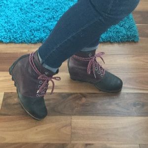 Sorel Wedge lace up waterproof boots! Size 9